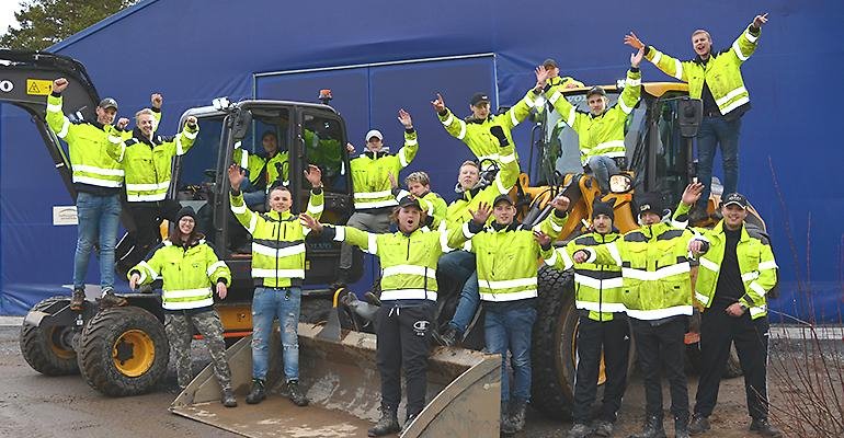 Elever i arbetskläder som sträcker armarna i luften och firar en plats i Yrkes-SM.