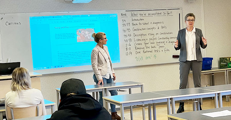 Skolminister Lina Axelsson Kihlblom pratar i klassrum.