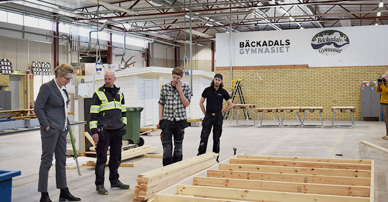 Skolminister, Morgan Larsson och två elever i byggprogrammets lokaler. 