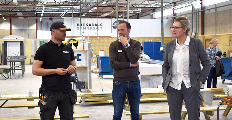 Skolministern, Robert Blomqvist och Joel Truedsson i byggprogrammets lokaler. 